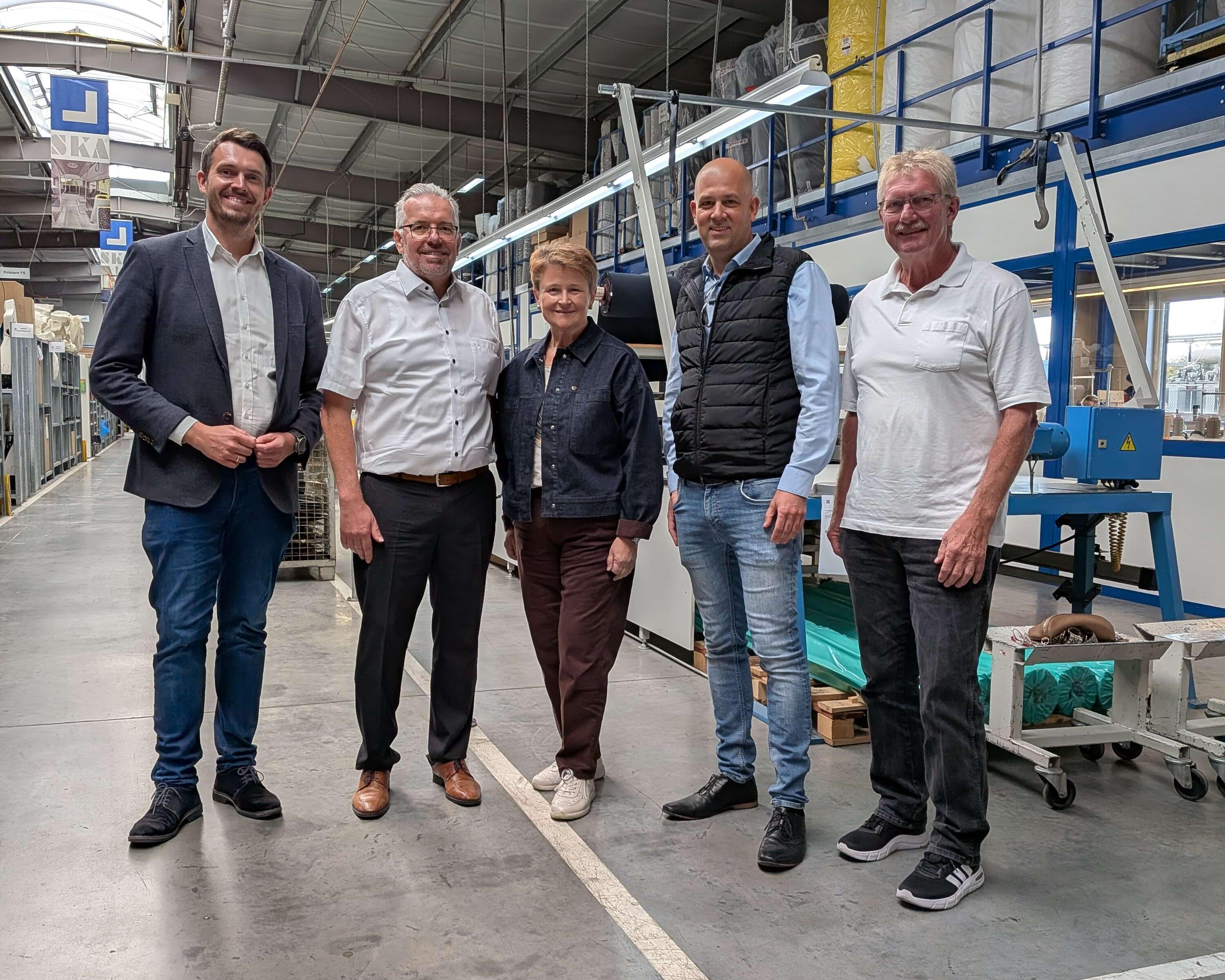 Hidden Champion aus Wörth am Rhein: Landrat Martin Brandl und Vertreter aus Politik und Wirtschaft zu Besuch bei SKA Sitze.